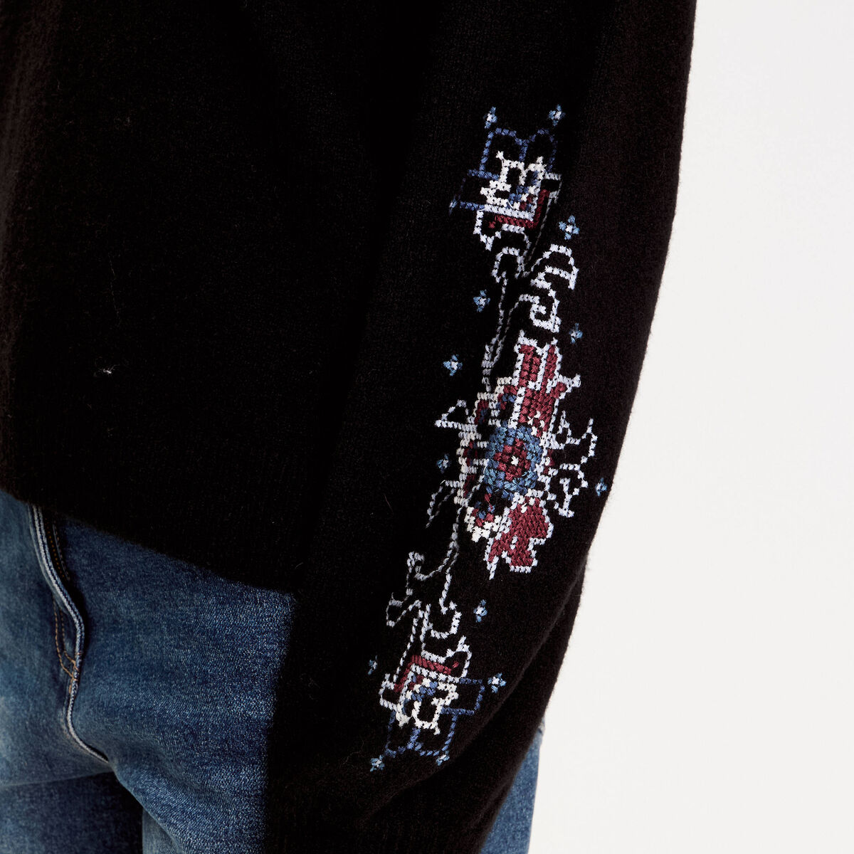 Pull brod&eacute; manches longues noir femme