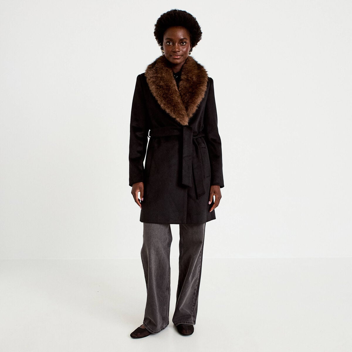 Manteau cintr&eacute; col ch&acirc;le manches longues noir femme