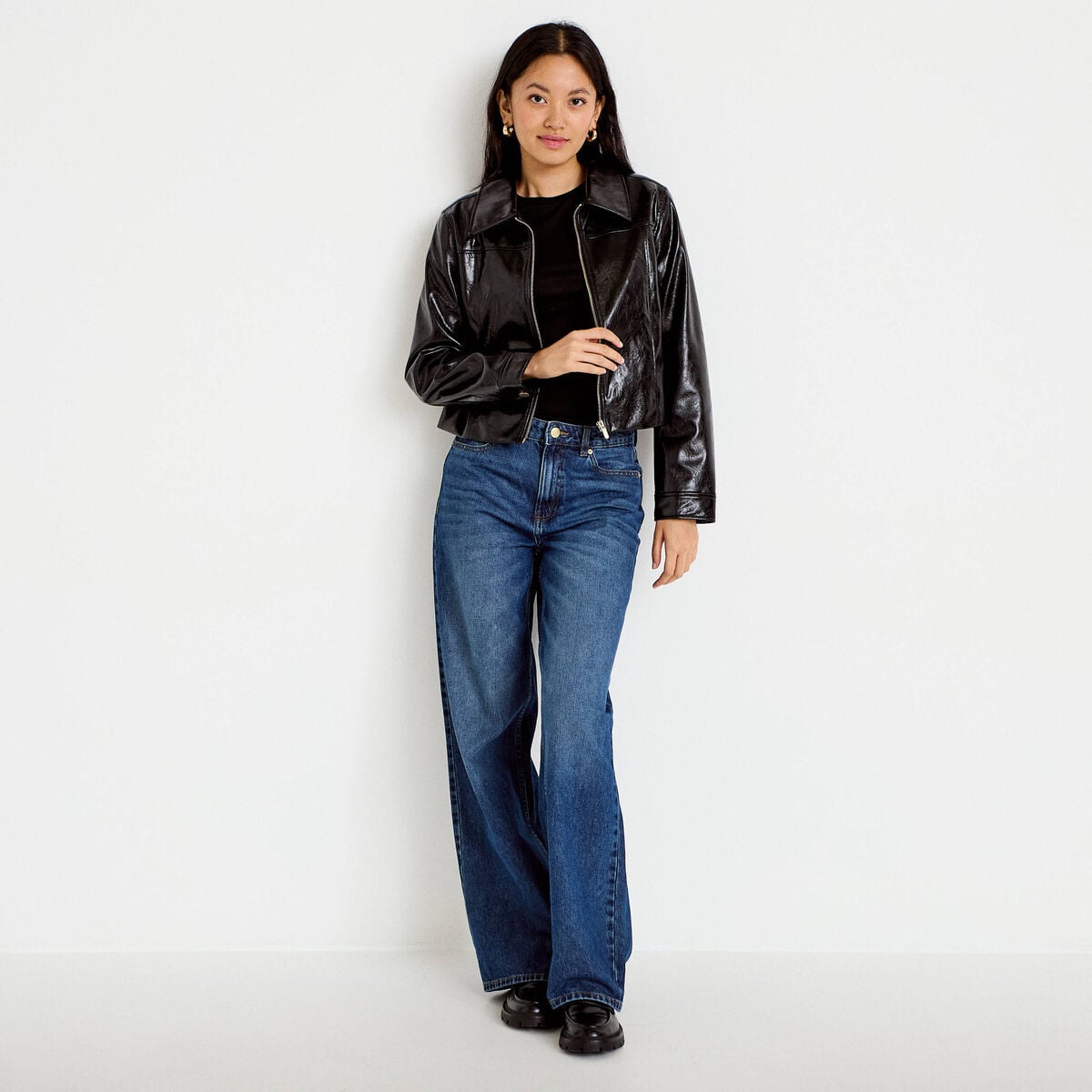 Veste droite cropped en similicuir noir femme