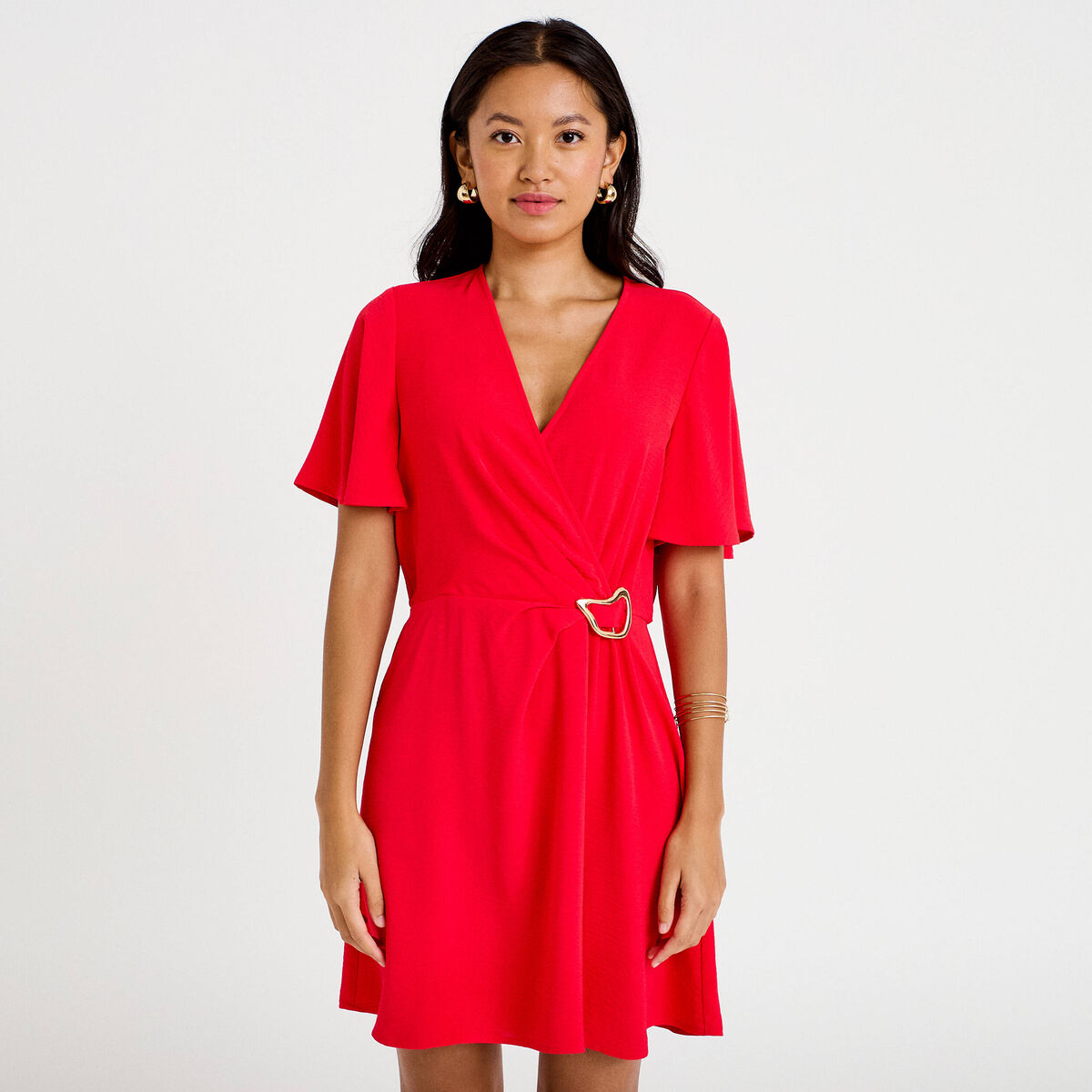 Robe courte &eacute;vas&eacute;e col v manches courtes rouge femme