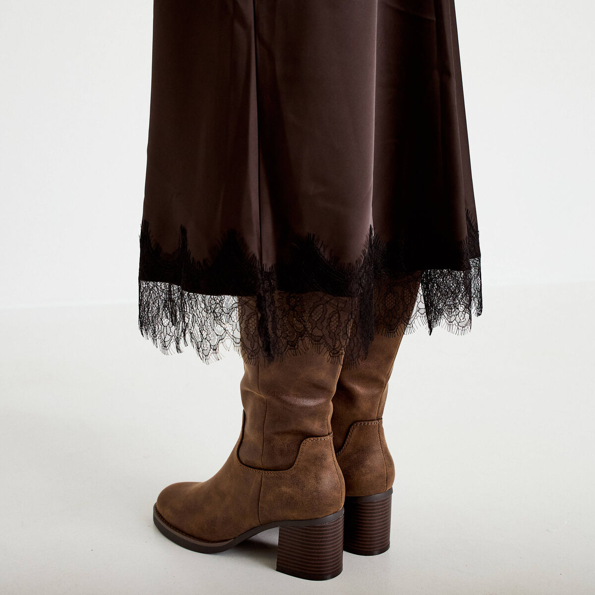 Jupe droite 3/4 d&eacute;tail dentelle marron fonc&eacute; femme