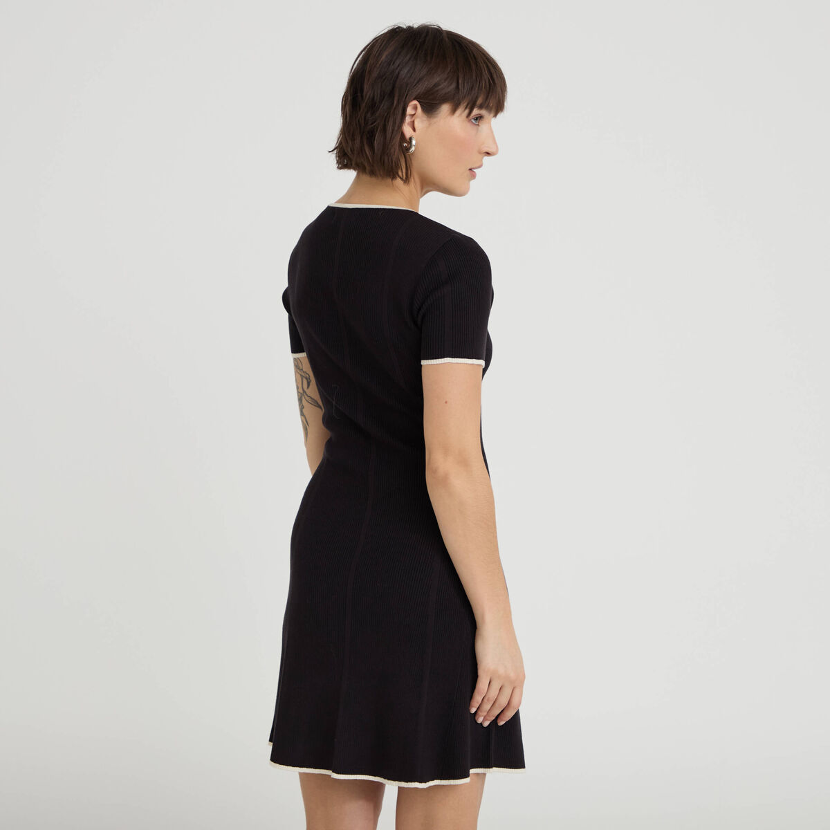 Robe droite manches courtes noir femme