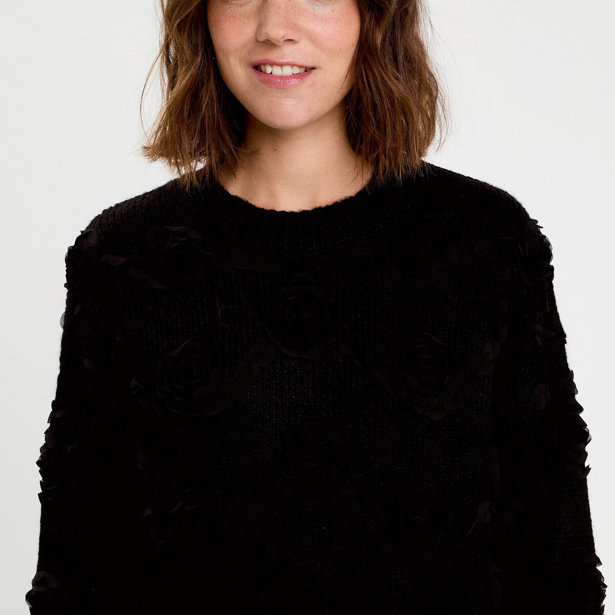 Pull fleurs en relief noir femme