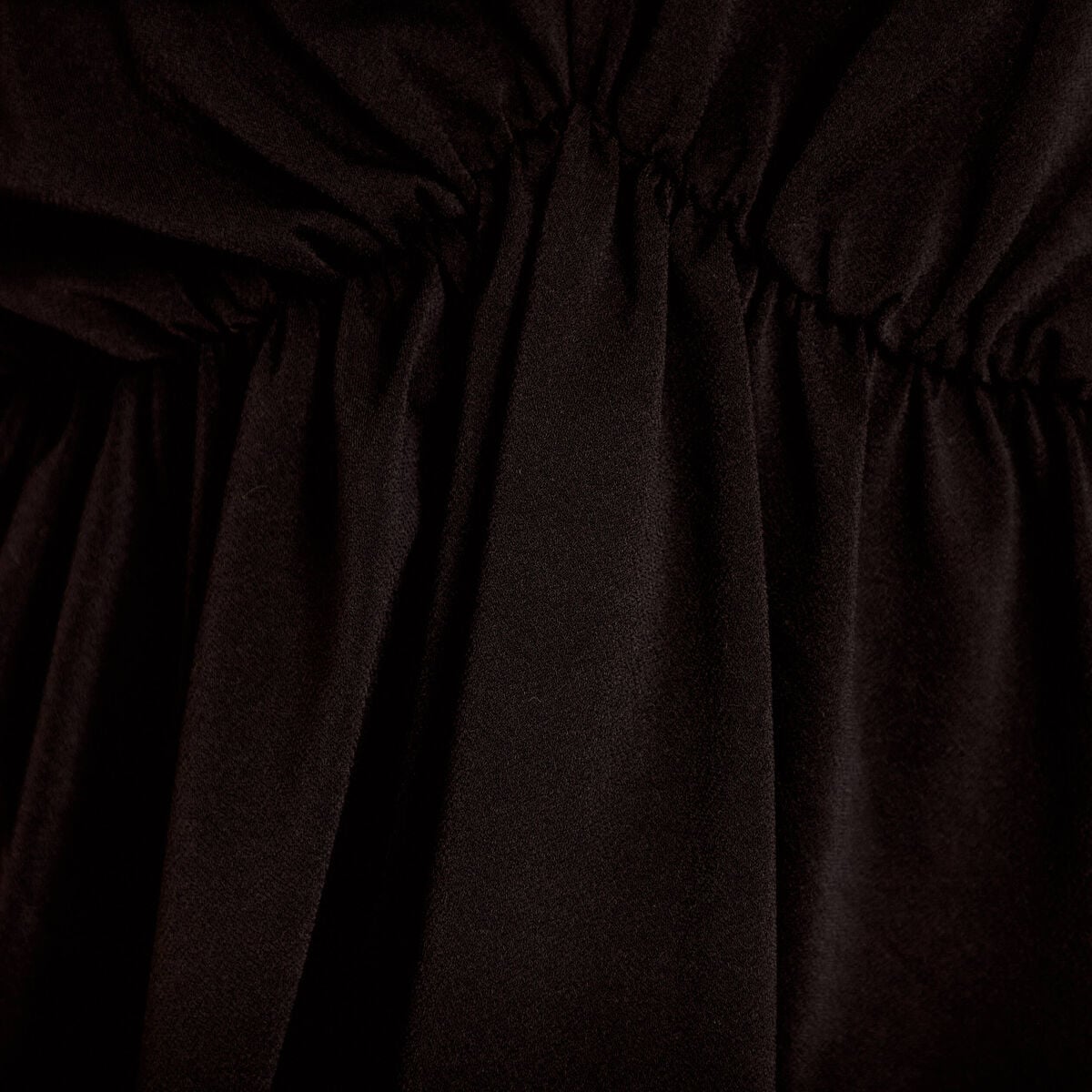 Blouse col claudine bas resserr&eacute; noir femme