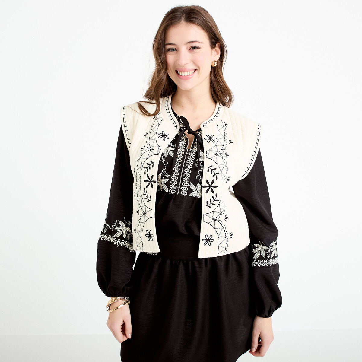 Veste sans manches brod&eacute;e ecru femme