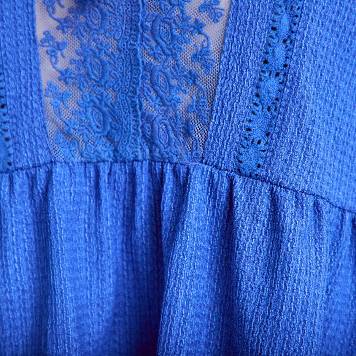 Blouse col v manches courtes dentelle bleu electrique femme