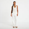 Top cintr&eacute; sans manches avec relief ecru femme