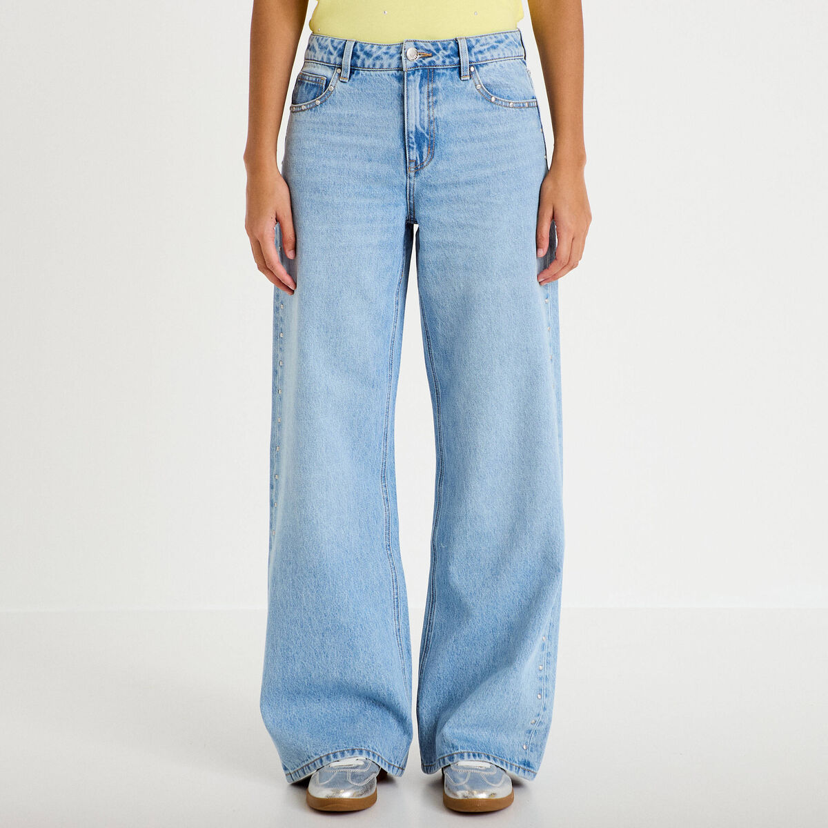 Jean d&eacute;tails clout&eacute;s denim bleach femme