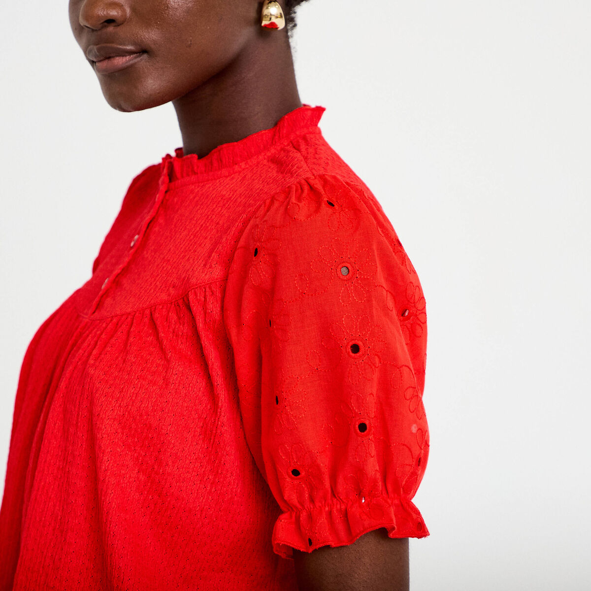 Blouse manches courtes brod&eacute;es rouge femme