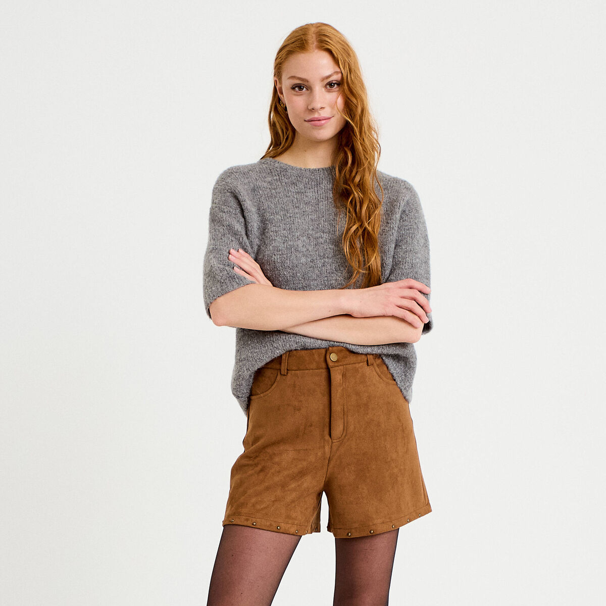 Short taille haute aspect daim clout&eacute; camel femme