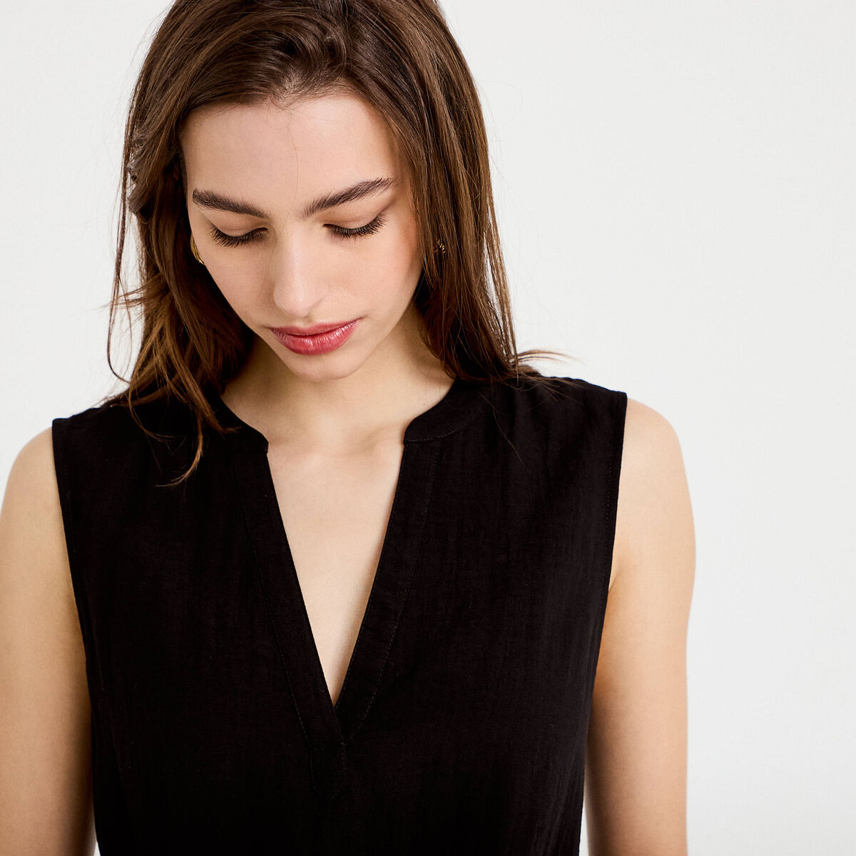 Blouse sans manches col tunisien pliss&eacute; noir femme