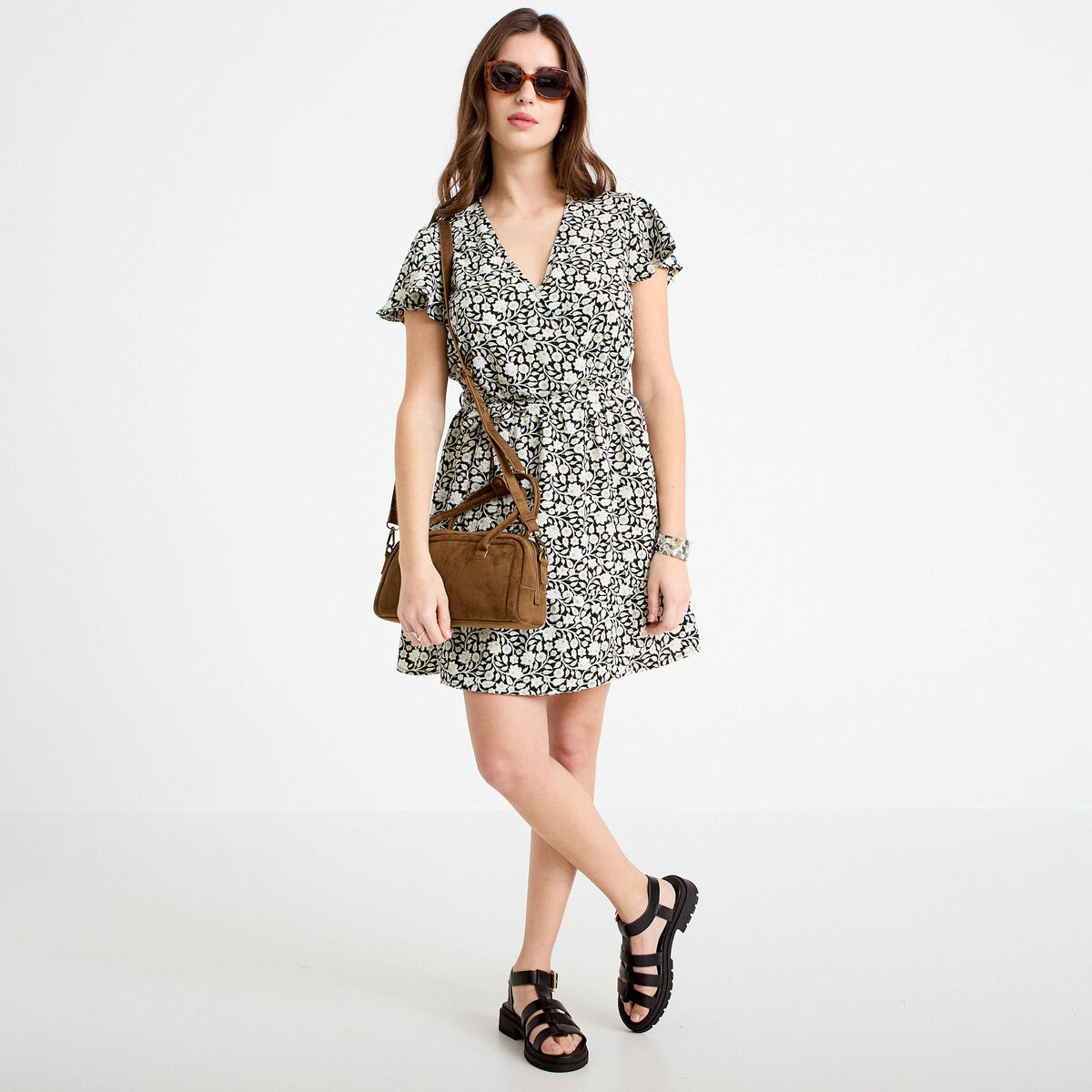 Robe courte &eacute;vas&eacute;e col v manches courtes noir femme
