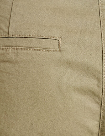 Short chino ceintur&eacute; vert femme
