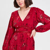 Robe &eacute;vas&eacute;e d&eacute;tails clout&eacute;s rouge fonc&eacute; femme