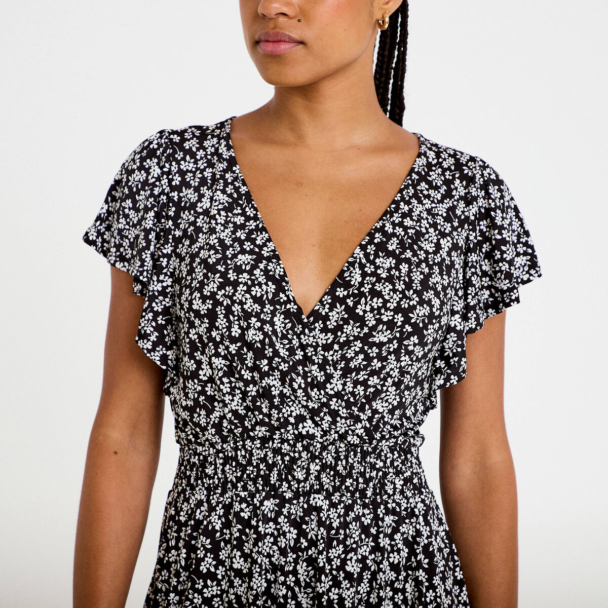 Robe courte &eacute;vas&eacute;e col v manches courtes noir femme