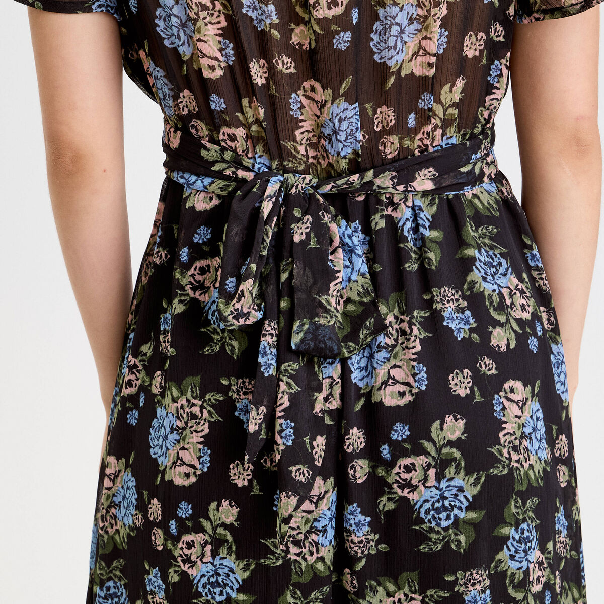 Robe &eacute;vas&eacute;e col v manches courtes noir femme