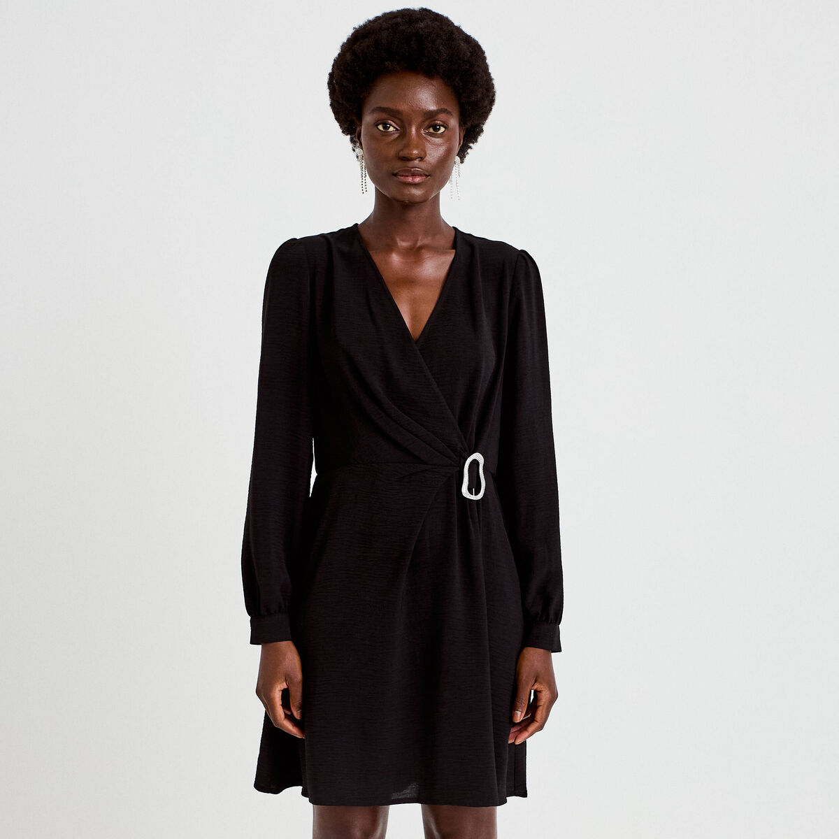 Robe courte &eacute;vas&eacute;e col v manches longues noir femme