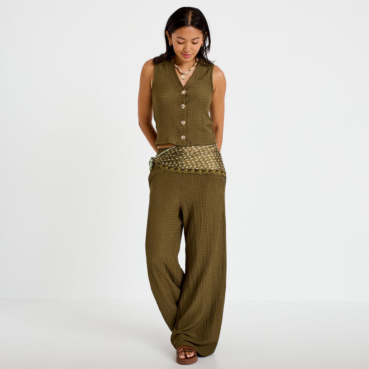 Gilet cintr&eacute; sans manches col v vert kaki femme