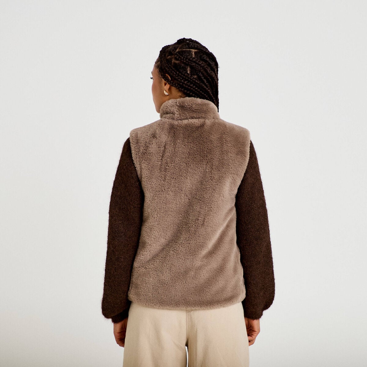 Veste courte ajust&eacute;e sans manches taupe femme
