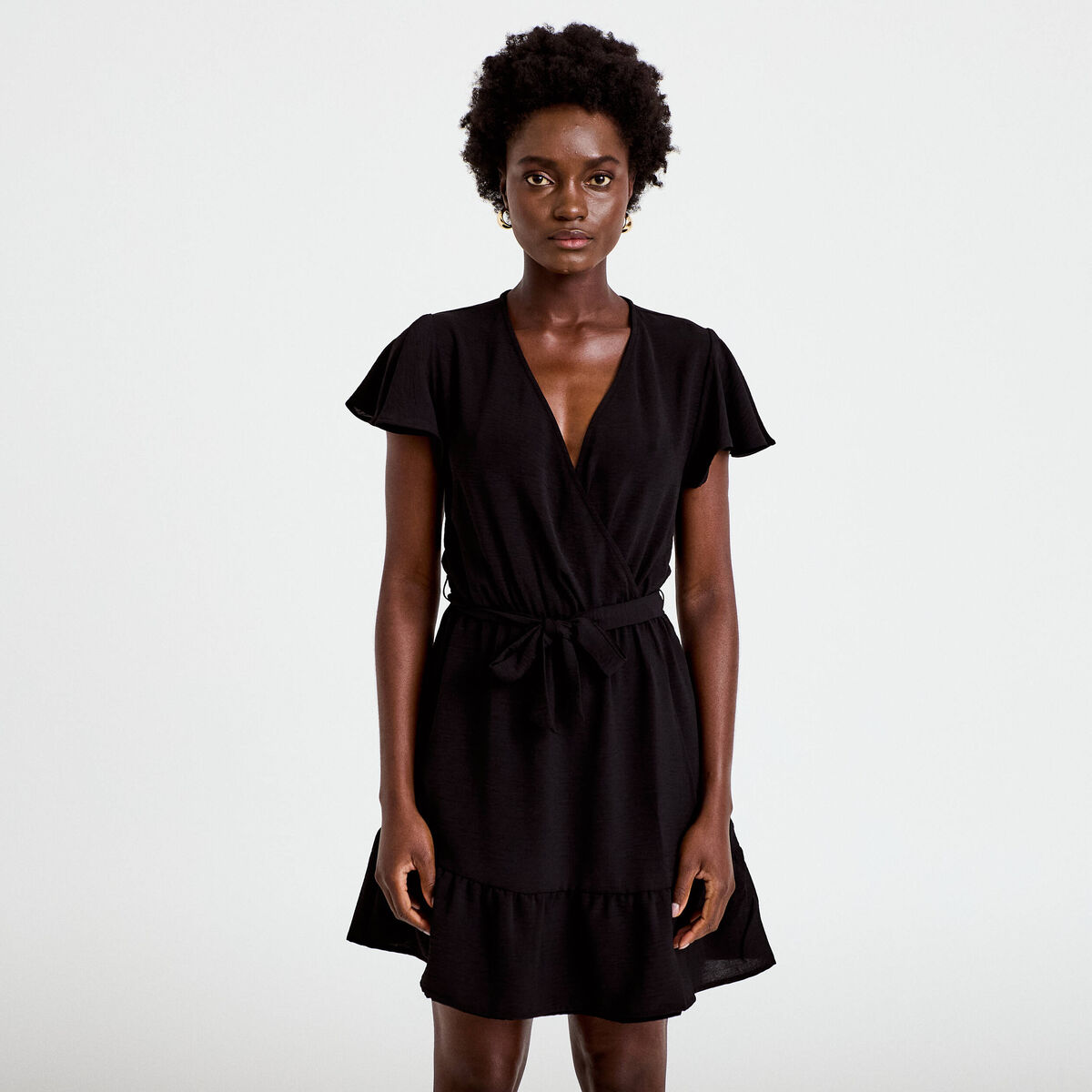 Robe courte &eacute;vas&eacute;e col v manches courtes noir femme