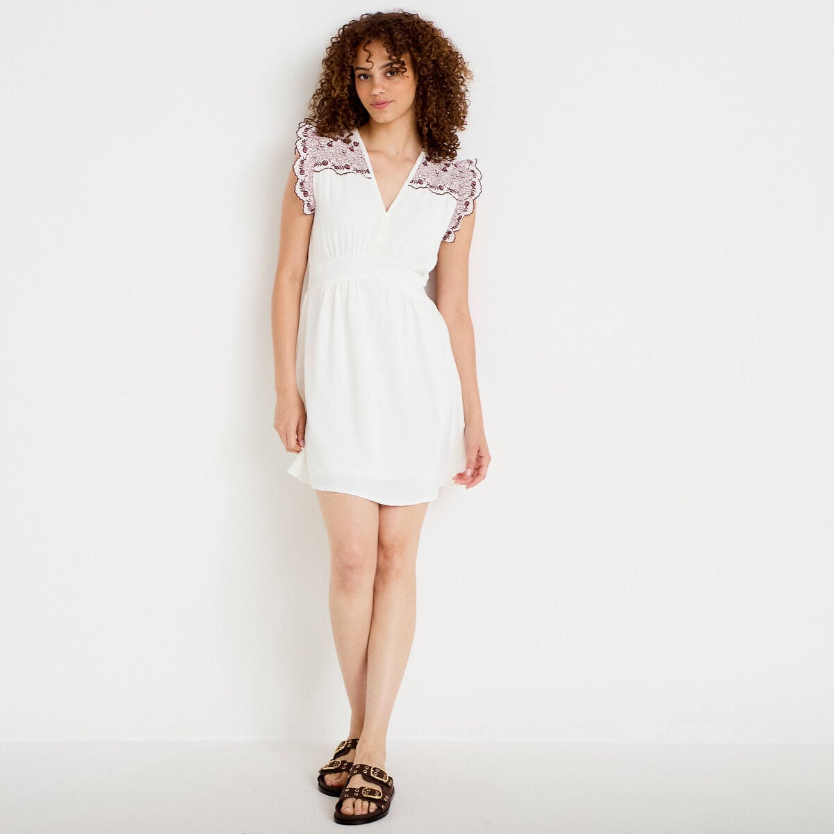 Robe courte &eacute;vas&eacute;e col v manches courtes blanc femme