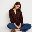 Blouse &agrave; motif en relief marron fonc&eacute; femme