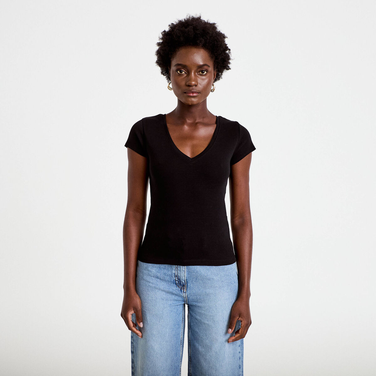 T-shirt ajust&eacute; col v manches courtes noir femme