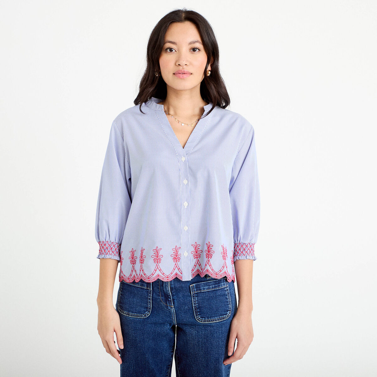 Blouse brod&eacute;e col V manches 3/4 bleu roi femme