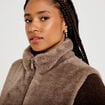 Veste courte ajust&eacute;e sans manches taupe femme