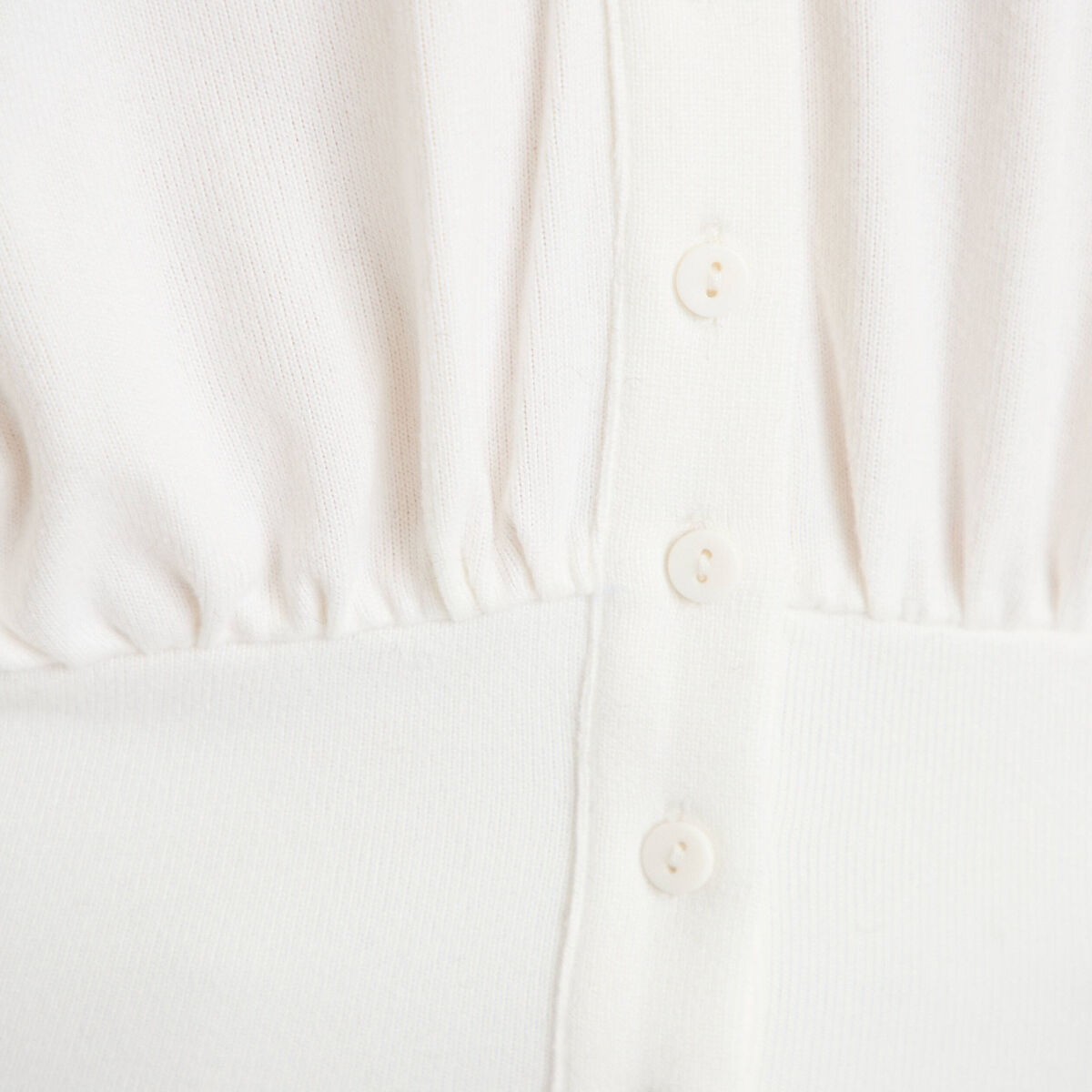 Gilet bas resserr&eacute; manches longues ecru femme