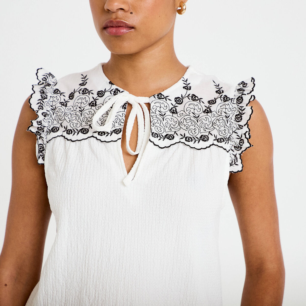 Blouse d&eacute;collet&eacute; sans manches brod&eacute;e noir femme