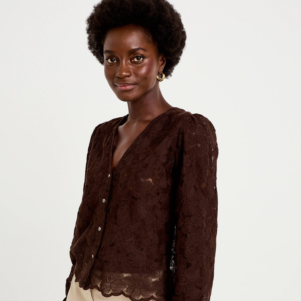 Blouse droite col v en dentelle marron fonc&eacute; femme
