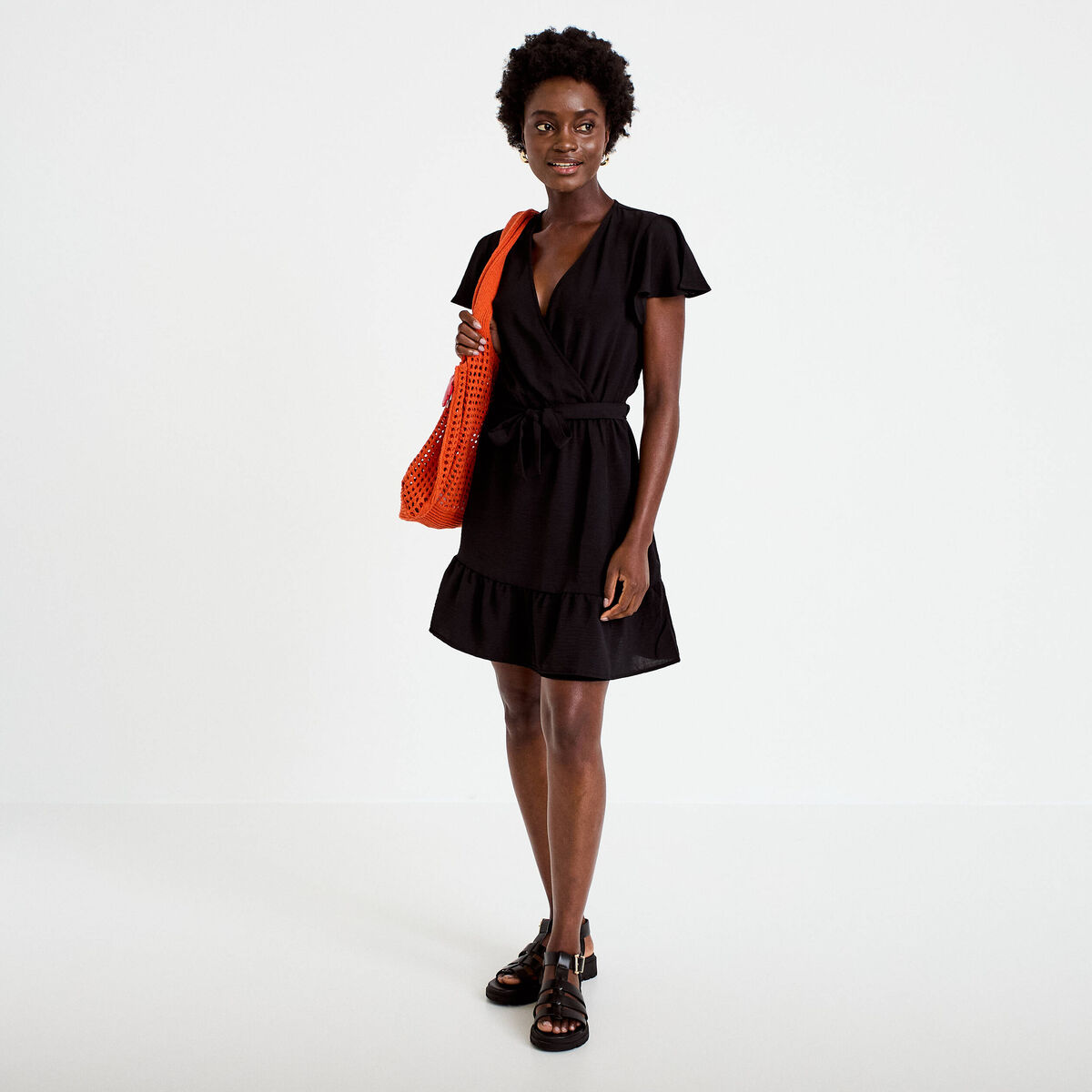 Robe courte &eacute;vas&eacute;e col v manches courtes noir femme