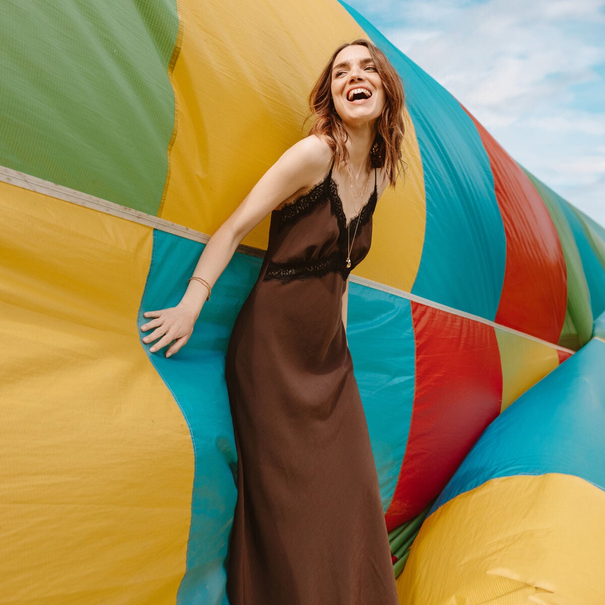 Robe longue ajust&eacute;e dentelle marron fonc&eacute; femme