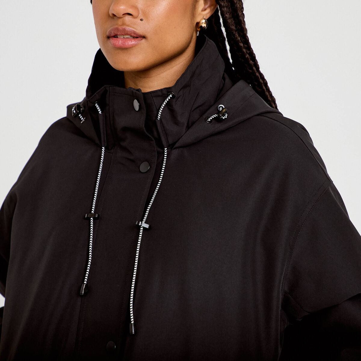 Veste courte bas resserr&eacute; &agrave; capuche noir femme