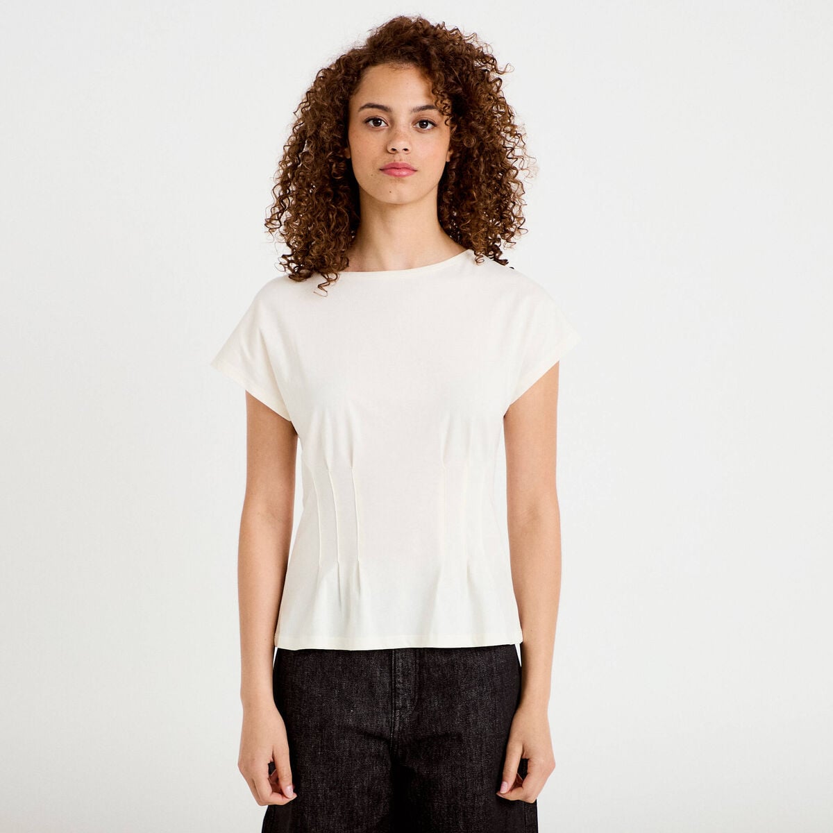T-shirt cintr&eacute; col rond manches courtes ecru femme