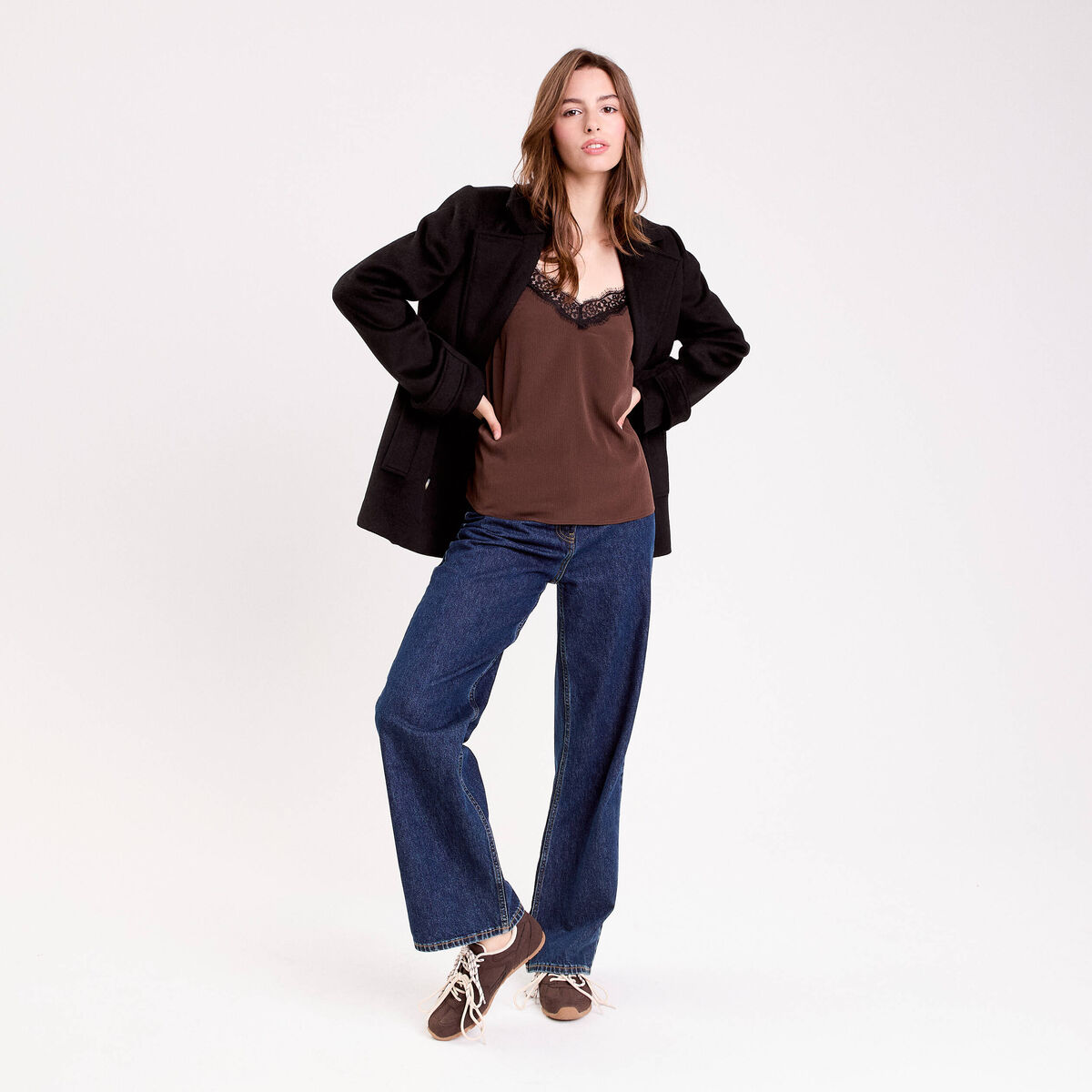 Top ajust&eacute; col v fines bretelles marron fonc&eacute; femme