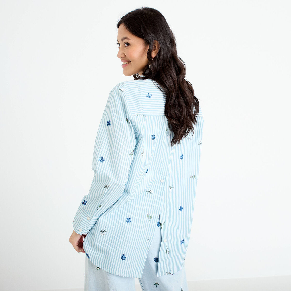Chemise oversize brod&eacute;e Bridgerton bleu clair femme