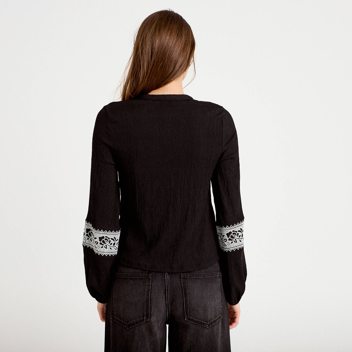 Blouse brod&eacute;e col tunisien noir femme