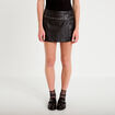 Jupe-short mini enduite d&eacute;tails clout&eacute;s noir femme