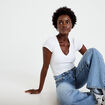 T-shirt ajust&eacute; col v manches courtes blanc femme