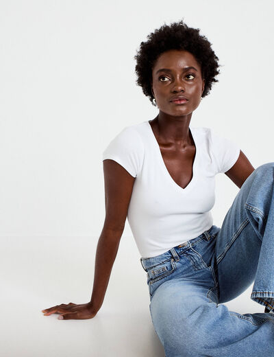 T-shirt ajust&eacute; col v manches courtes blanc femme