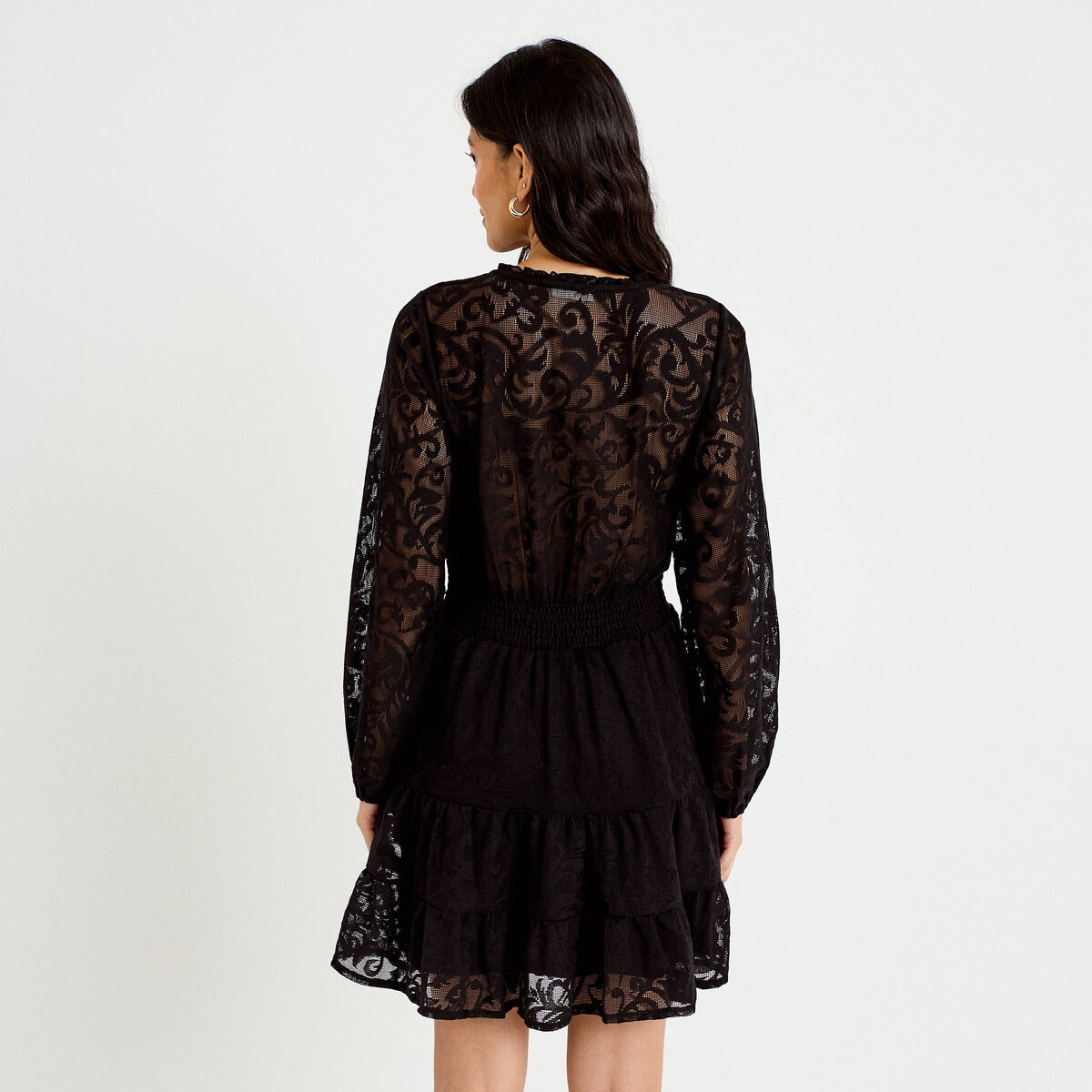 Robe courte &eacute;vas&eacute;e en dentelle col v noir femme