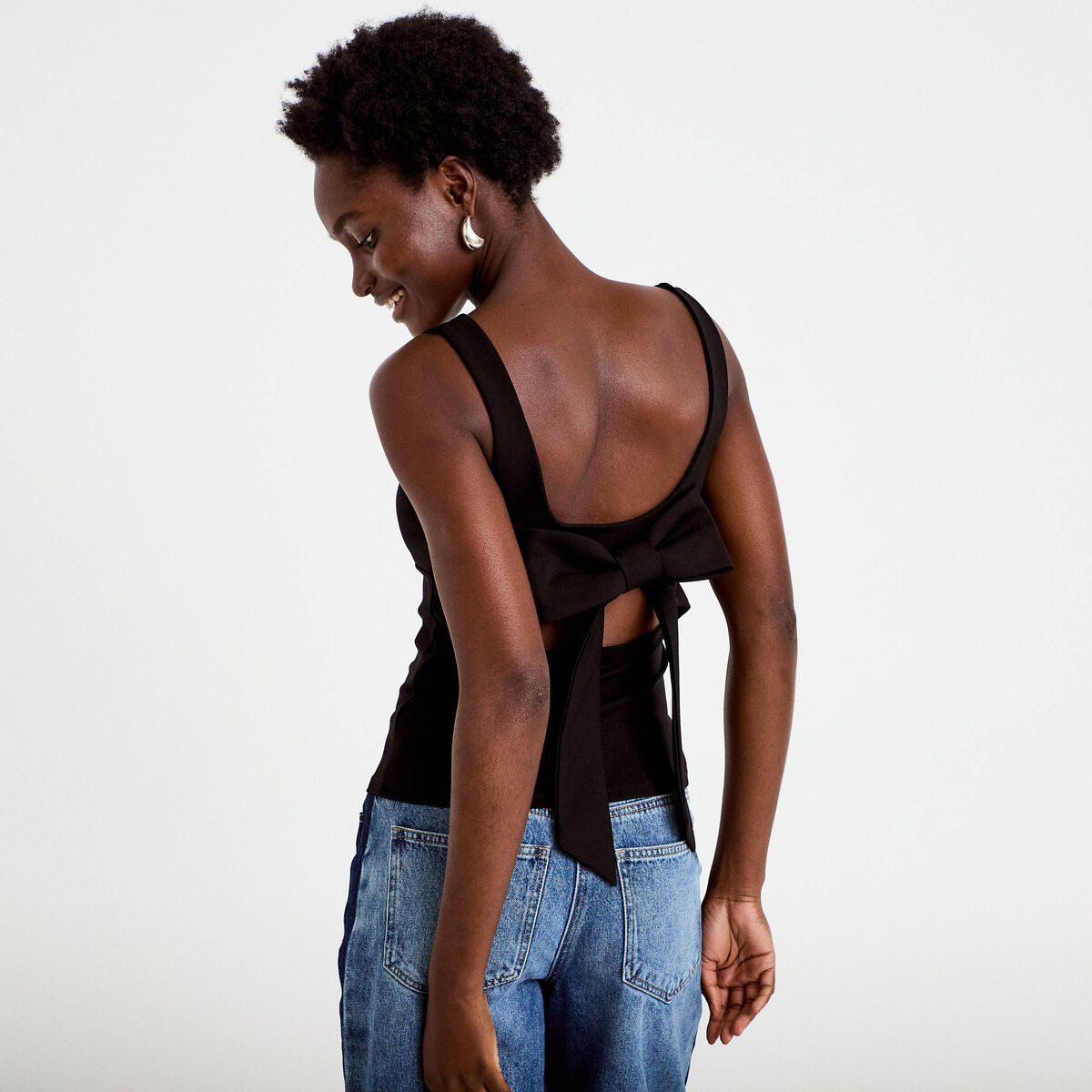 Top cintr&eacute; sans manches col carr&eacute; noir femme