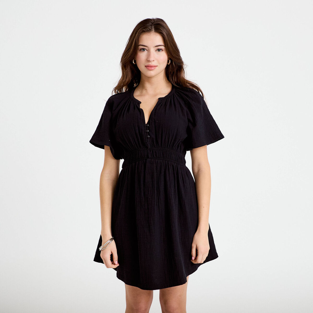 Robe courte &eacute;vas&eacute;e manches courtes noir femme