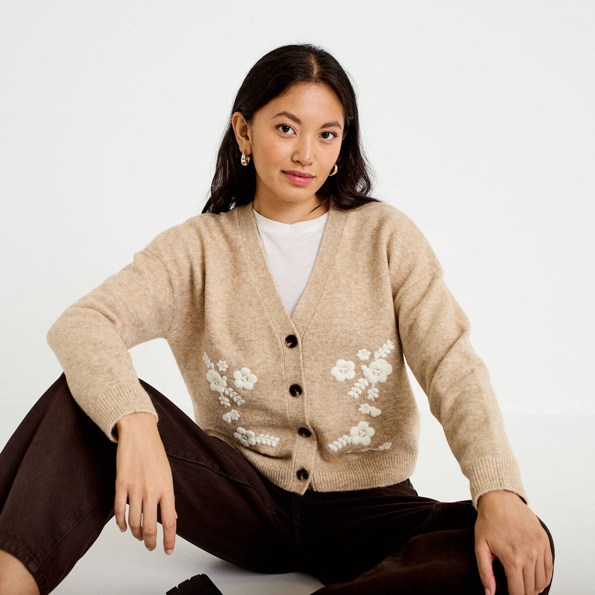 Gilet brod&eacute; col v manches longues beige femme