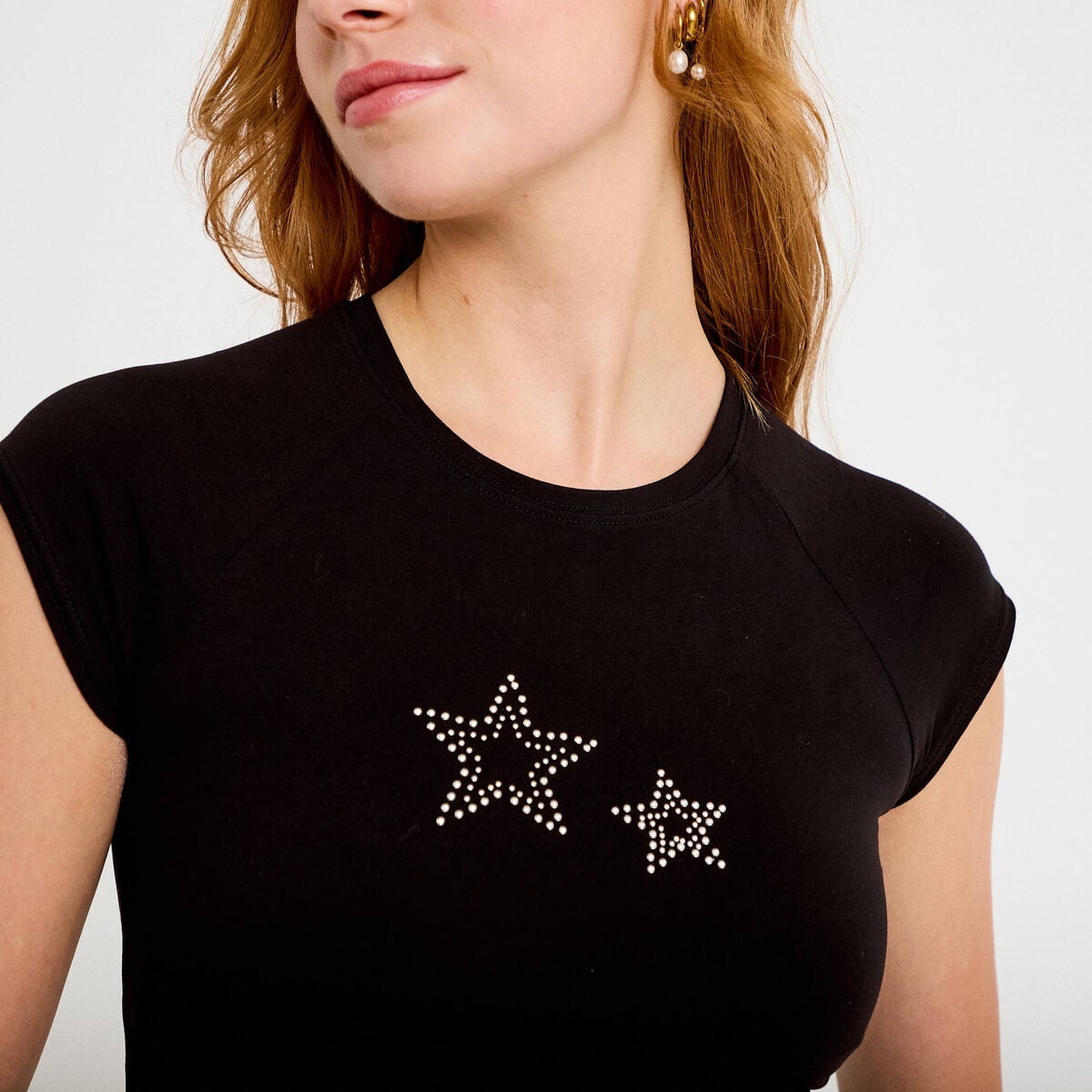 T-shirt ajust&eacute; court col rond noir femme