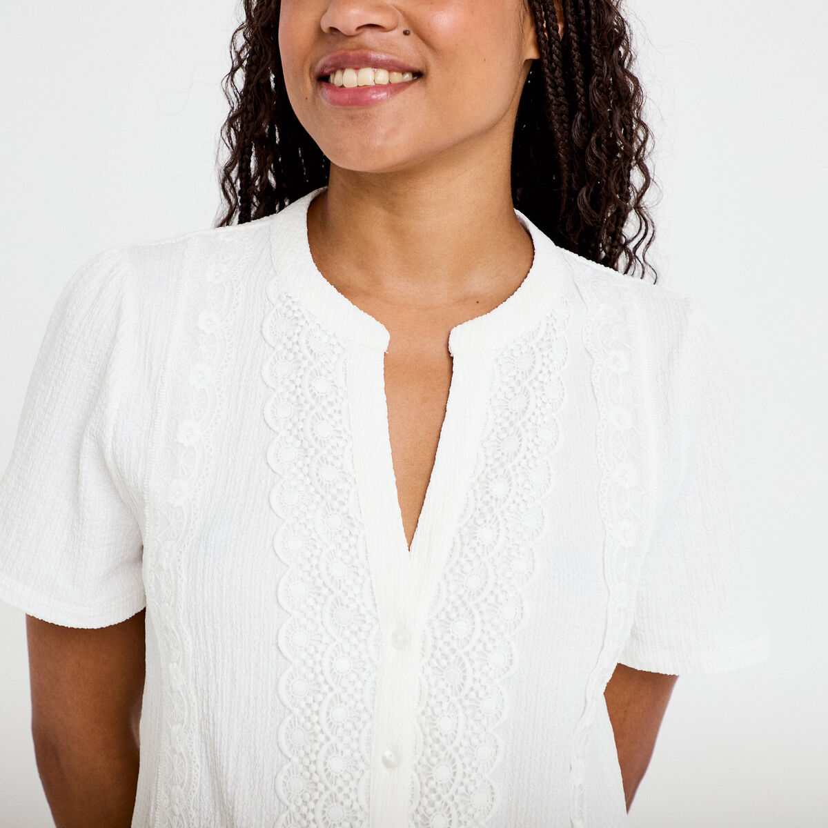 Blouse plastron brod&eacute; manches courtes ecru femme