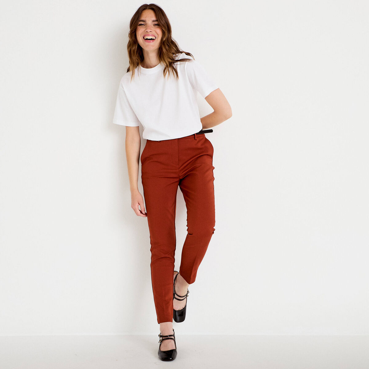 Pantalon cigarette ceintur&eacute; marron cognac femme