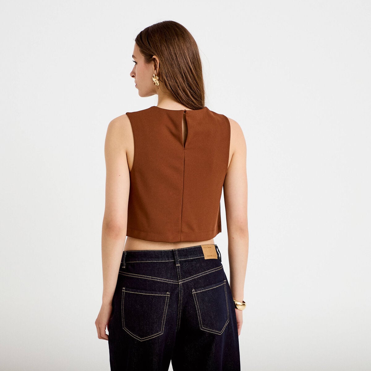 Top ajust&eacute; court sans manches col rond marron femme